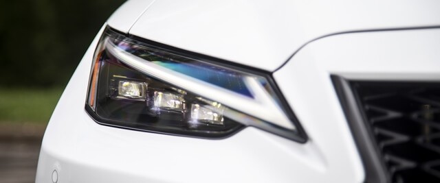 Lexus-IS300-F-Sport-den-xe