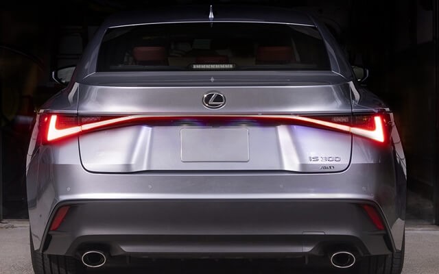 Lexus-IS300-F-Sport-duoi-xe