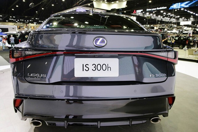 Lexus-IS300h-2025-duoi-xe