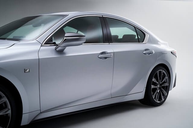Lexus-IS300h-guong-xe