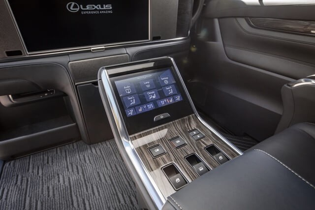 Lexus-LM350-trung-tam-dieu-khien