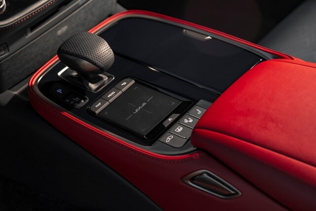 Lexus-LS-500-2022-can-chuyen-so