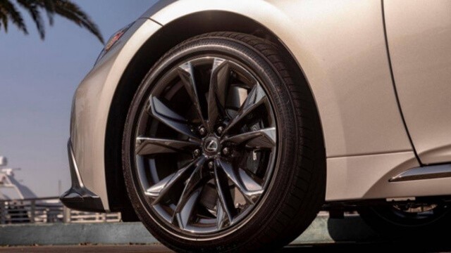 Lexus-LS-500-2022-la-zang