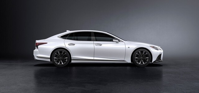 Lexus-LS-500-2022-than-xe