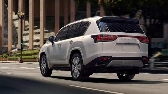 Lexus-LX600-F-Sport-hong-va-duoi-xe