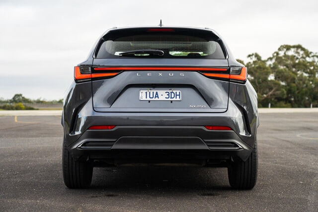 Lexus-NX-250-duoi-xe