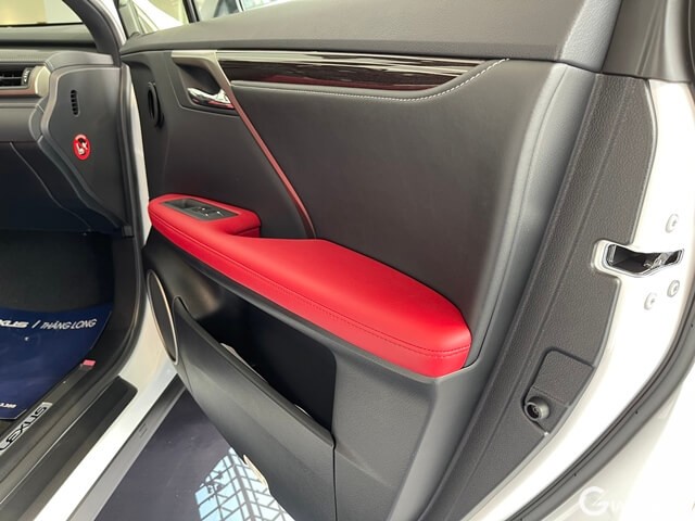 Lexus-RX300-F-Sport-cua-khoang-lai