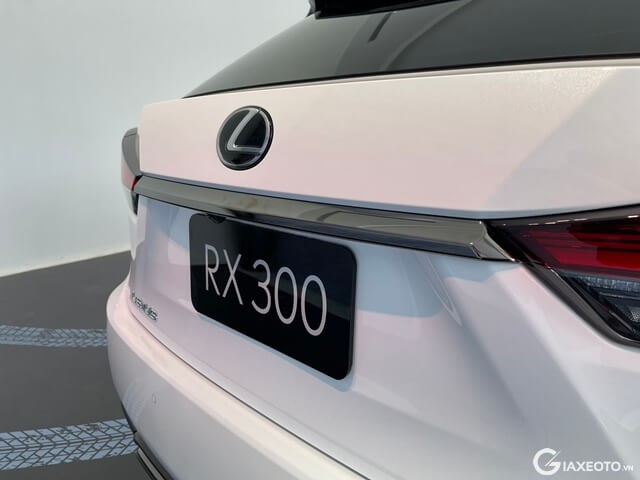 Lexus-RX300-F-Sport-logo-duoi-xe