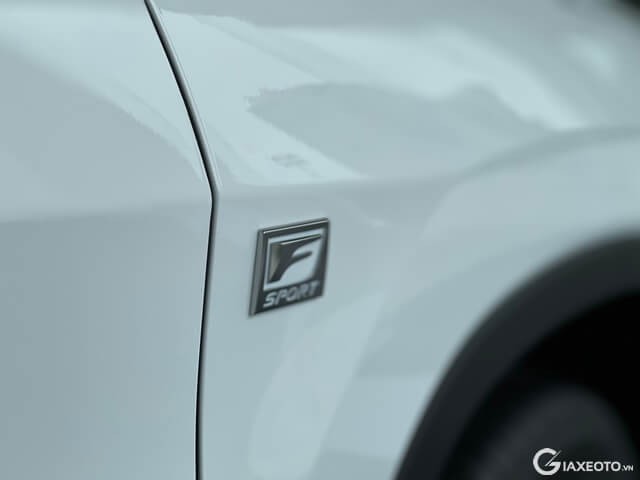 Lexus-RX300-F-Sport-logo-gan-tren-cot-A