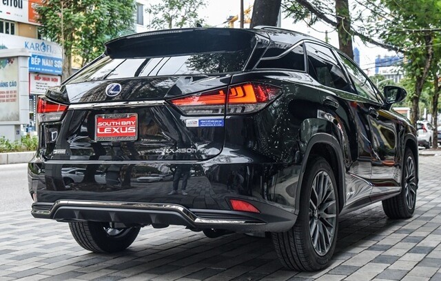 Lexus-RX450h-F-Sport-duoi-xe