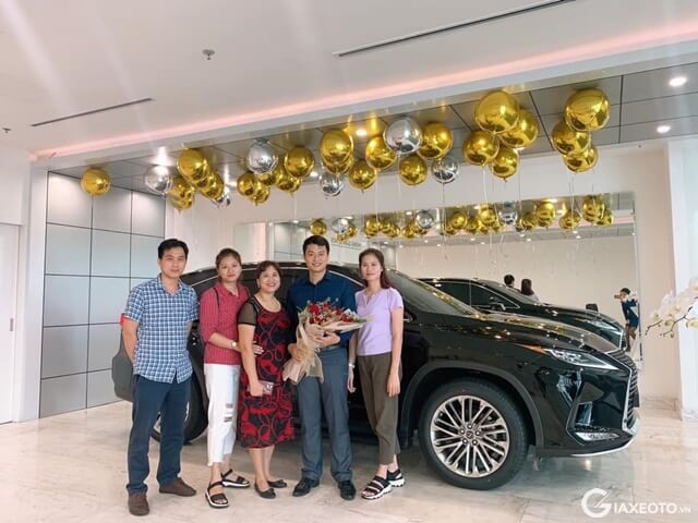 Lexus-Thang-Long-giao-xe-khach-hang