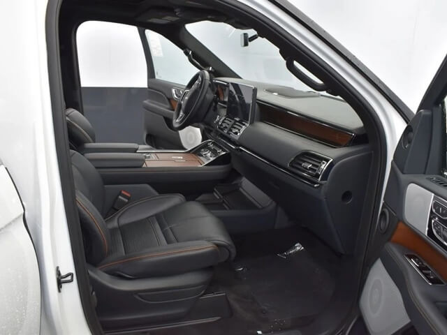 Lincoln-Navigator-Black-Label-khong-gian-khoang-lai