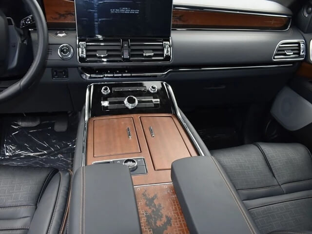 Lincoln-Navigator-Black-Label-trung-tam-dieu-khien