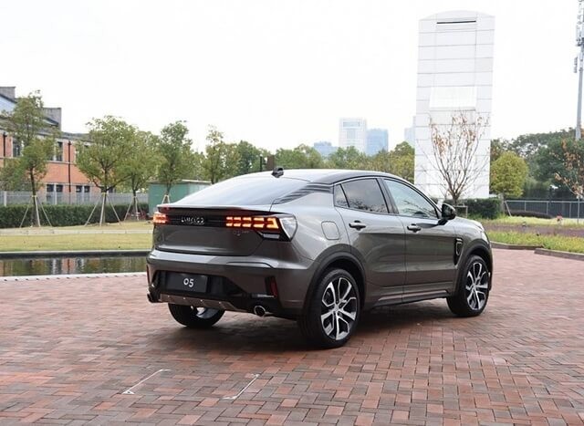 Lynk-Co-05-hong-xe