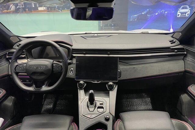 Lynk-Co-05-thiet-ke-khoang-lai