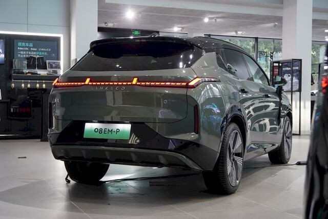 Lynk-Co-08-hong-va-duoi-xe