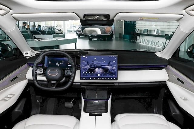 Lynk-Co-08-khoang-lai