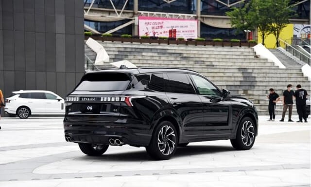 Lynk-Co-09-hong-va-duoi-xe