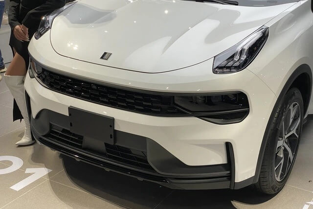 Lynk-co-01-can-canh-lui-tan-nhiet.