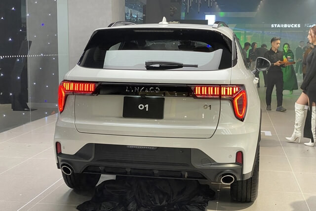Lynk-co-01-duoi-xe