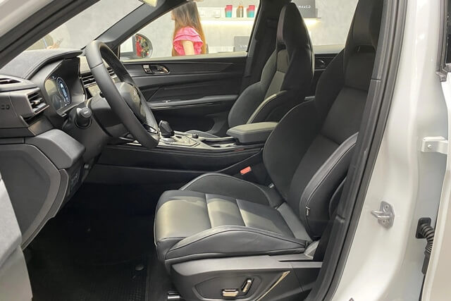 Lynk-co-01-ghe-ngoi-khoang-lai