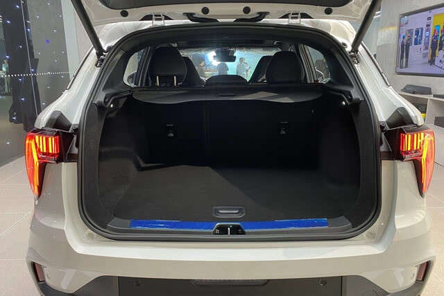 Lynk-co-01-khoang-hanh-ly