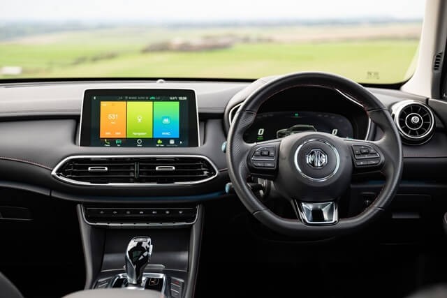 MG-HS-Plug-in-khoang-lai