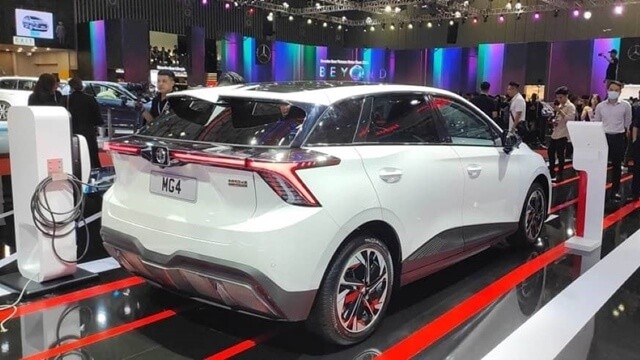 MG4-EV-hong-xe