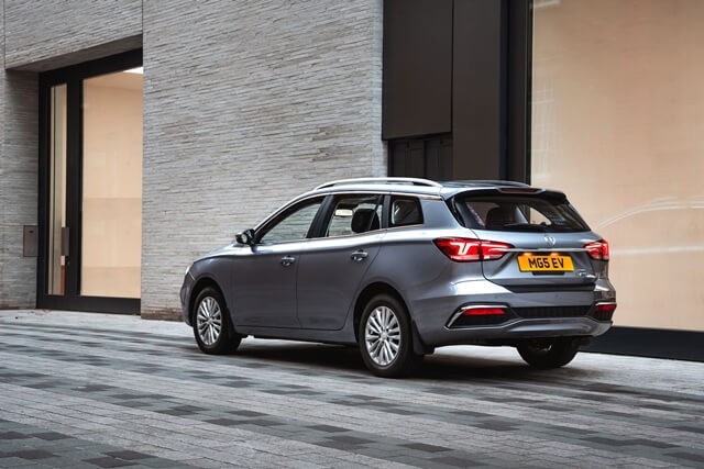 MG5-EV-hong-va-duoi-xe