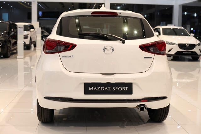 Mazda-2-Sport-duoi-xe