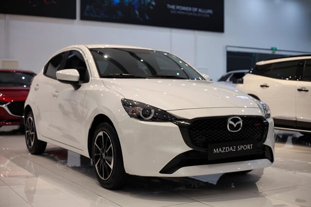 Mazda-2-Sport-ngoai-that