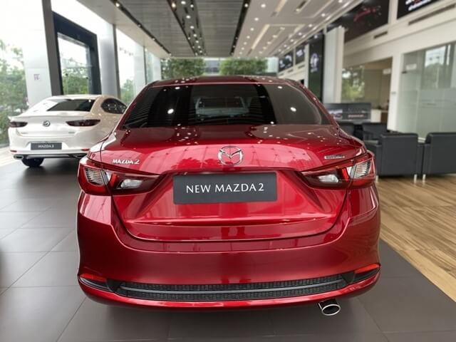 Mazda-2-facelift-duoi-xe