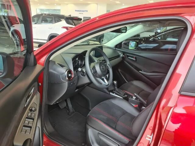 Mazda-2-khong-gian-khoang-lai