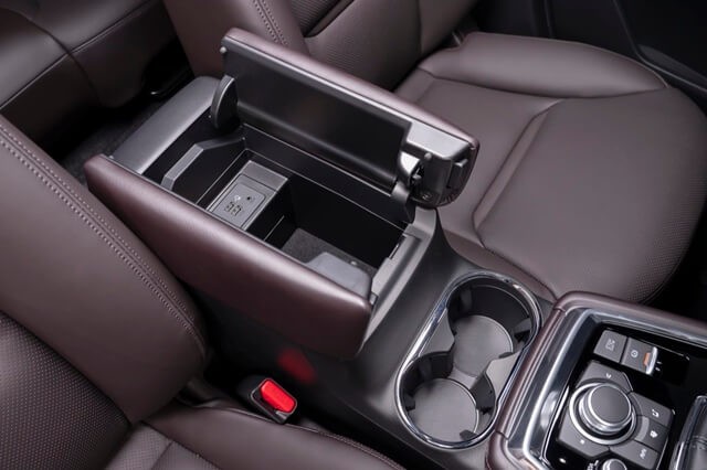 Mazda-CX8-2023-be-ty-tay