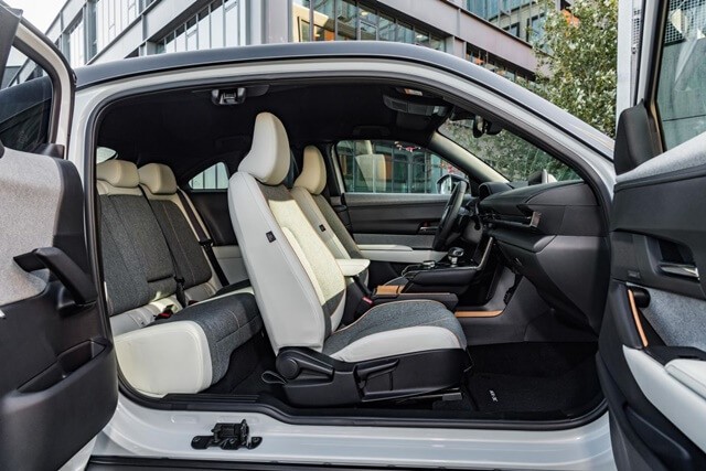 Mazda-MX-30-concept-khoang-noi-that