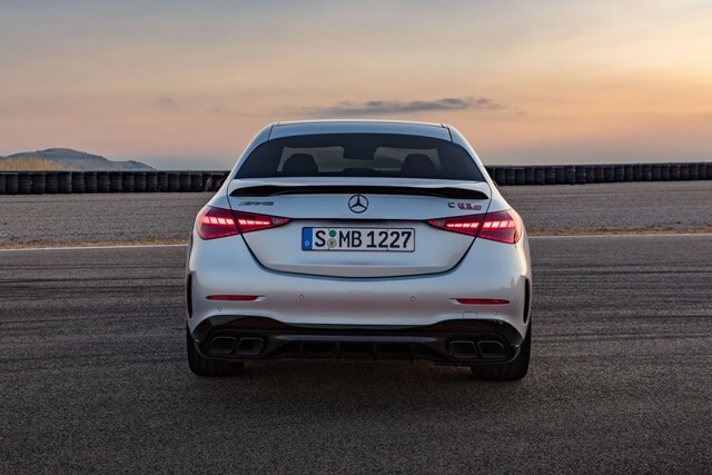 Mercedes-AMG-C63-S-E-Performance-phan-duoi-xe