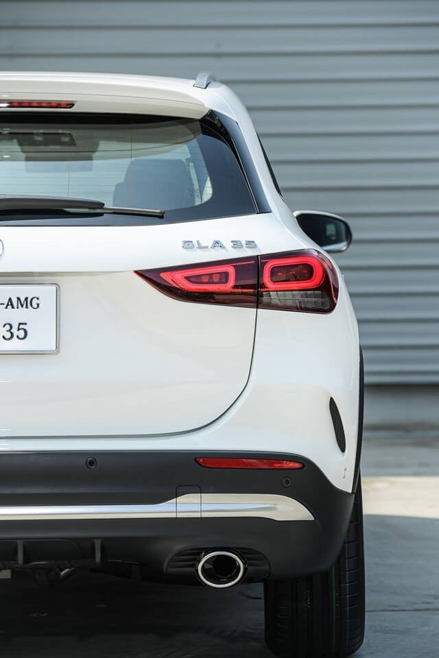 Mercedes-AMG-GLA-35-4Matic-can-canh-den-hau