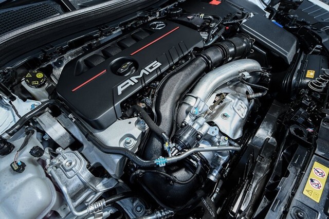 Mercedes-AMG-GLA-35-4Matic-dong-co