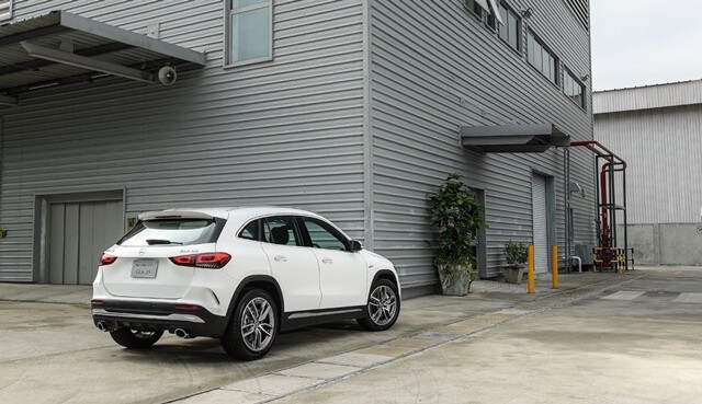 Mercedes-AMG-GLA-35-4Matic-hong-va-duoi-xe