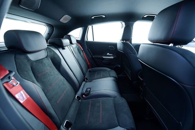 Mercedes-AMG-GLA-35-4Matic-khoang-hanh-khach