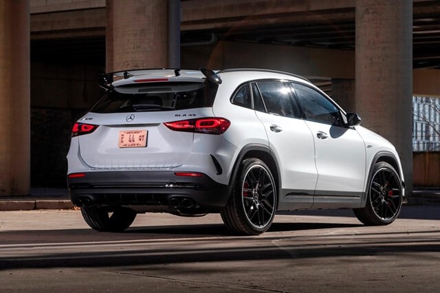 Mercedes-AMG-GLA-45S-hong-va-duoi-xe