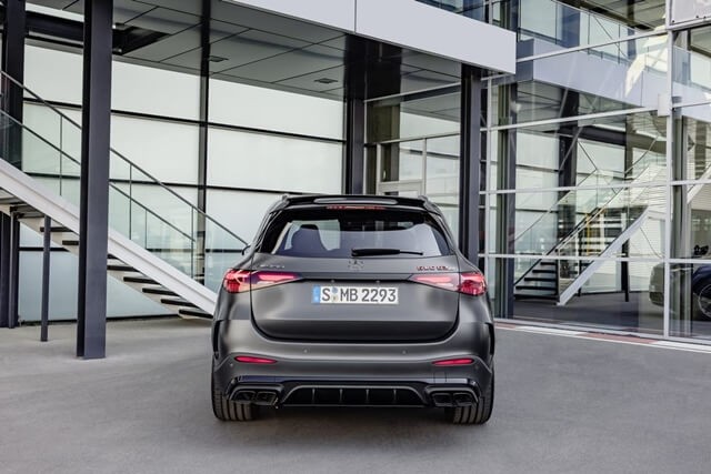Mercedes-AMG-GLC-63-duoi-xe