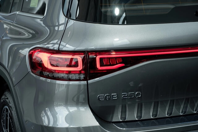 Mercedes-Benz-EQB-250-SUV-den-hau