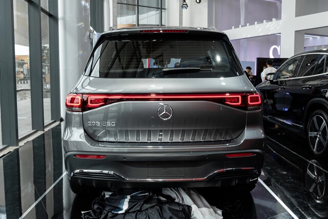 Mercedes-Benz-EQB-250-SUV-duoi-xe