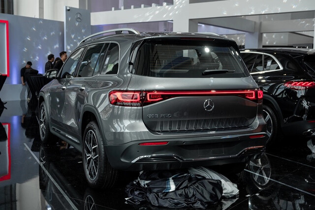Mercedes-Benz-EQB-250-SUV-phan-hong-xe
