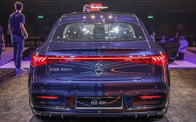 Mercedes-Benz-EQS-450-duoi-xe