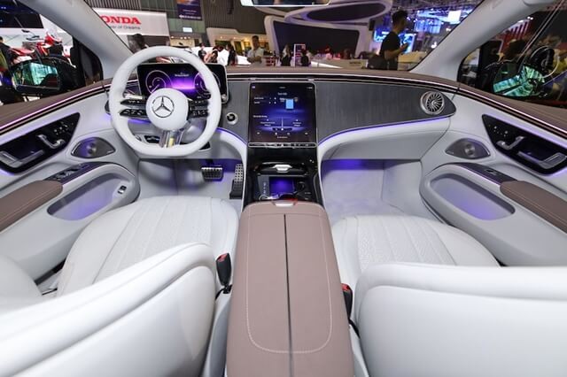 Mercedes-Benz-EQS-450-khoang-lai