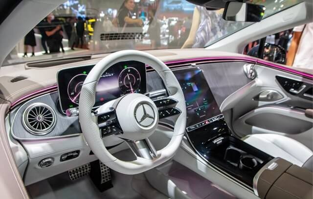 Mercedes-Benz-EQS-450-vo-lang