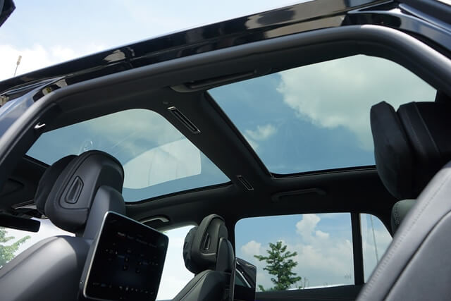 Mercedes-Benz-EQS-500-4Matic-SUV-cua-so-troi-toan-canh