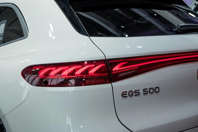 Mercedes-Benz-EQS-500-4Matic-SUV-den-hau